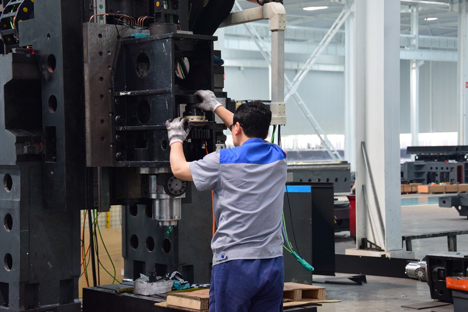 正在組裝的龍門加工中心.jpg 正在組裝的龍門加工中心.jpg